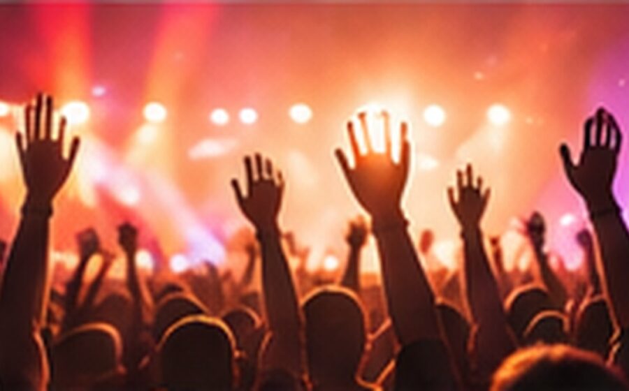 Público com as mãos levantadas durante um festival de música