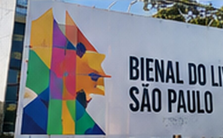 Entrada de uma Bienal do Livro com identidade visual colorida