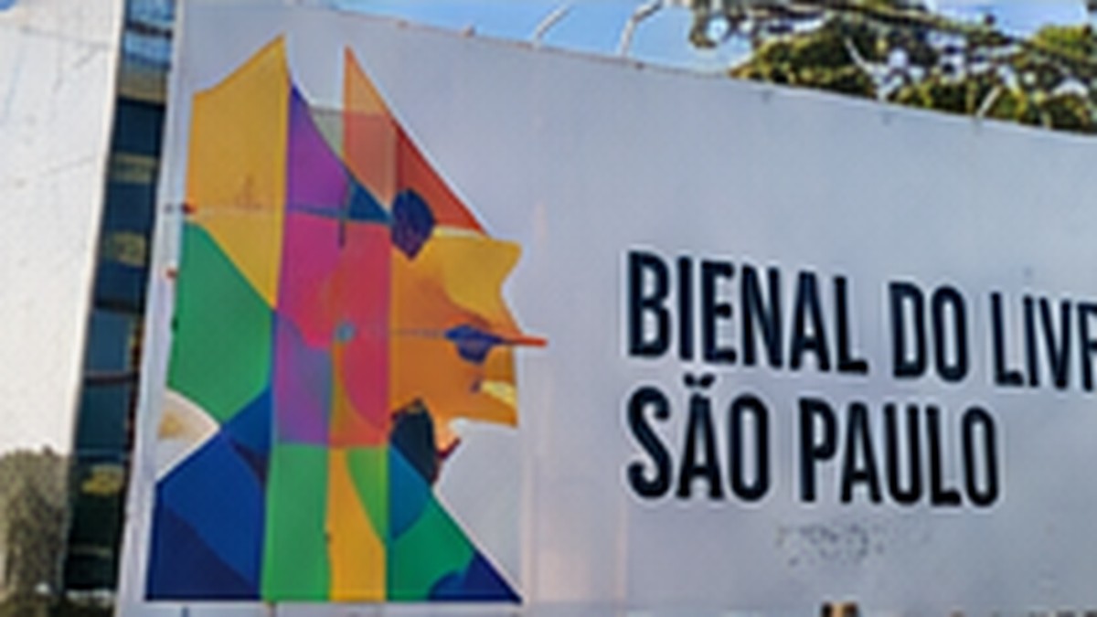 Entrada de uma Bienal do Livro com identidade visual colorida