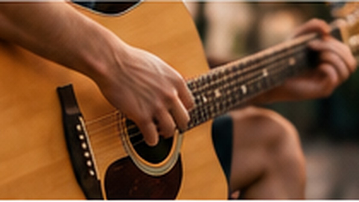 Músico tocando violão em apresentação ao vivo