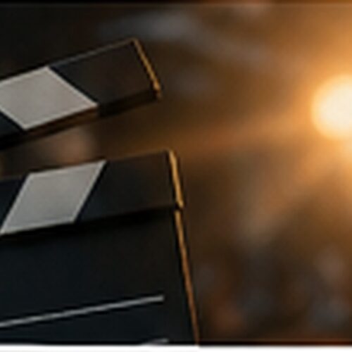 Claquete de cinema diante de luzes de palco desfocadas