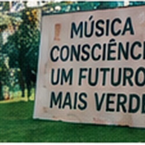 Instalação em festival com mensagem sobre música e consciência ambiental