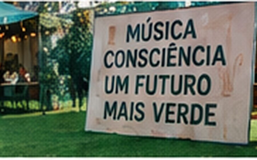 Instalação em festival com mensagem sobre música e consciência ambiental